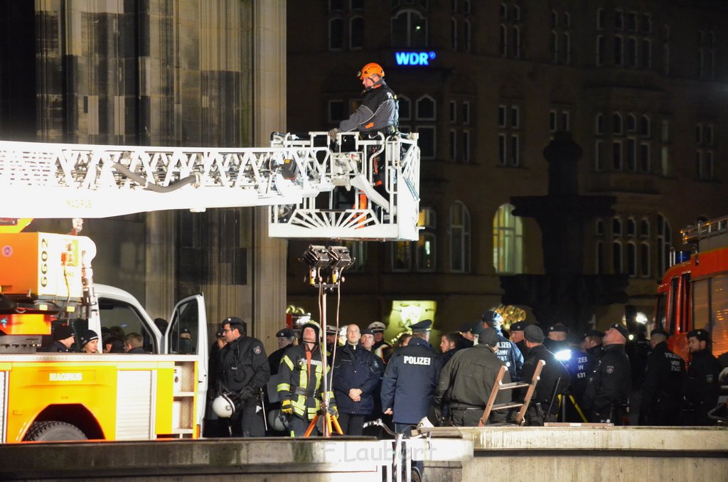 Einsatz BF Aktivisten auf Geruest vom Koelner Dom P293.JPG - Miklos Laubert